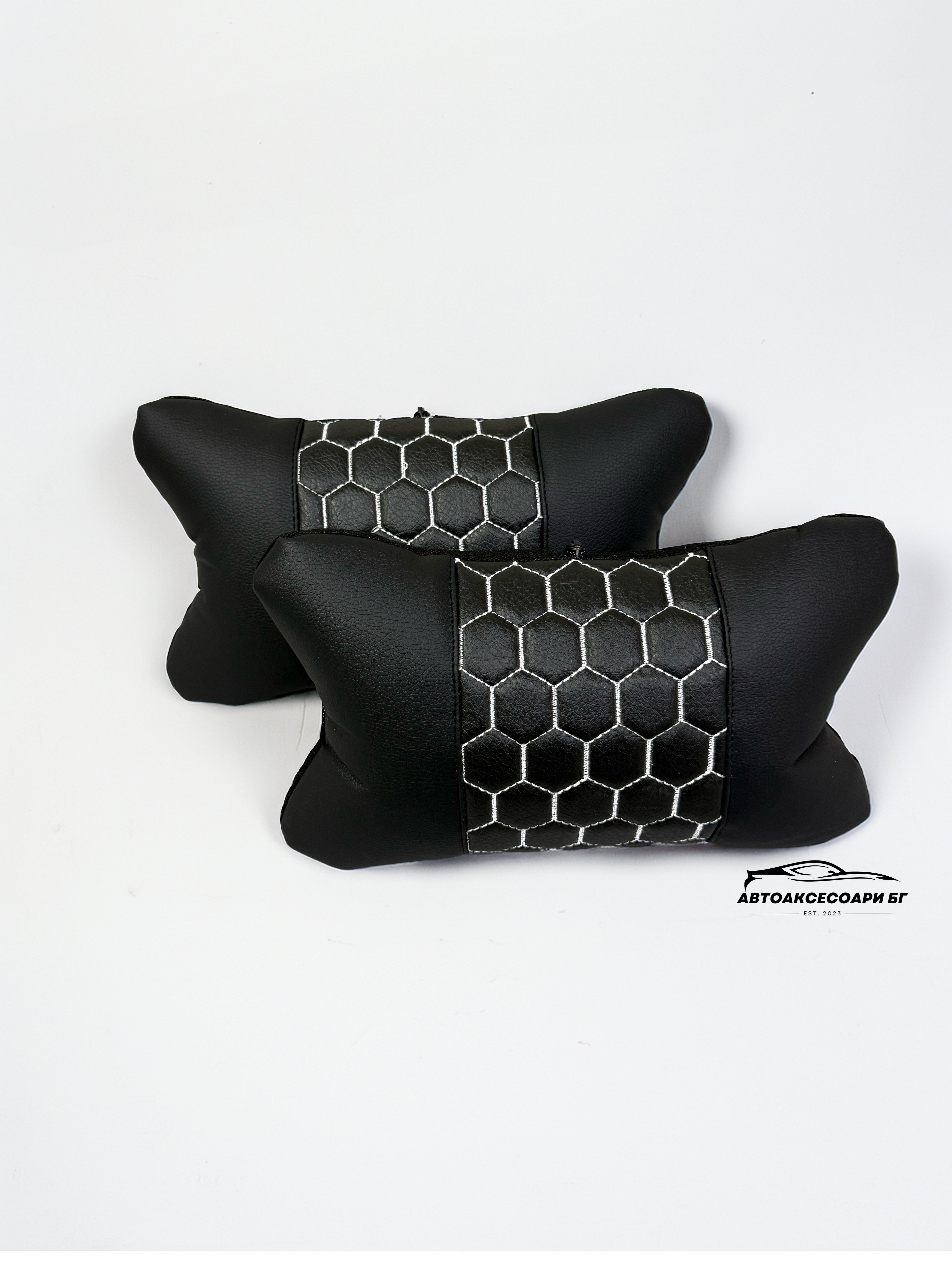 Възглавничка за комфорт и правилна стойка - Черна кожа с бяла бродерия тип пчелна пита